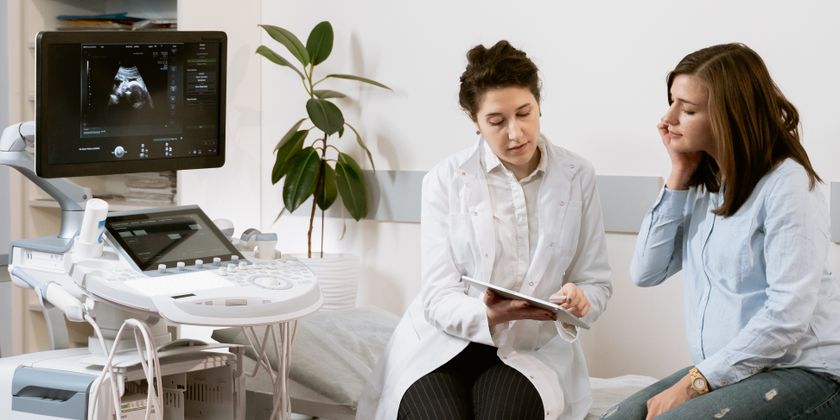 Médica ginecologista explicando terapia hormonal bioidêntica para paciente