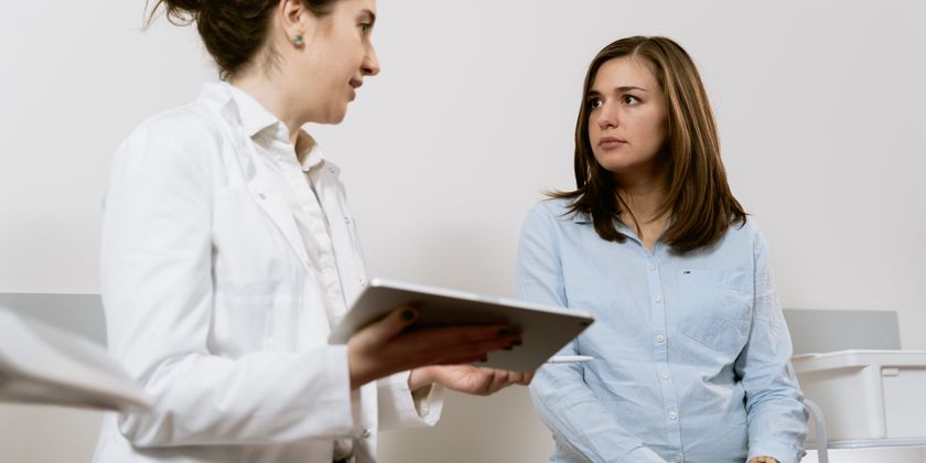 Mulher madura conversando com ginecologista sobre sexualidade e libido