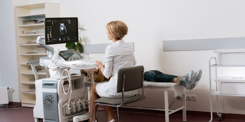 Ginecologista em consultório conversando sobre ninfoplastia com paciente