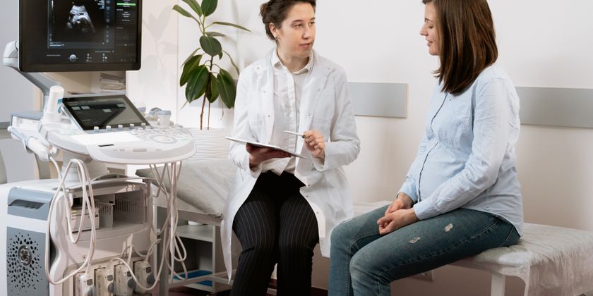 Mulher conversando com ginecologista sobre alterações de humor e perimenopausa